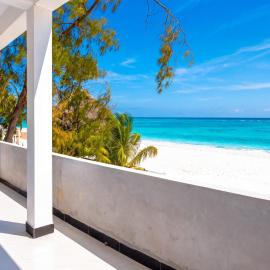 Oceanfront 2BR Ensuite Apartment with Balcony