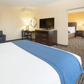 Holiday Inn Express & Suites Denver North - Thornton by IHG，位于桑顿的酒店