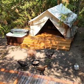 Under the Cedars Glamping Experience with Hot Tub，位于安吉利斯港的酒店