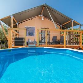 Krk glamping，位于克尔克的酒店