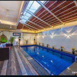 Luxury 6BHK Villa with Private Pool & Jacuzzi Near Candolim，位于尼禄的酒店