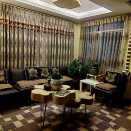 Sun drenched rooms in a quiet Gothatar home，位于Thimi的酒店