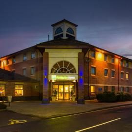 Holiday Inn Express Warwick - Stratford-upon-Avon by IHG，位于沃里克的酒店