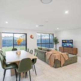Spacious 4BR With 2 Free Parking Near ED Square，位于Austral的酒店
