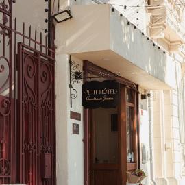 La Noire Petit hotel