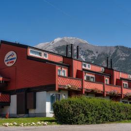 Rocky Mountain Ski Lodge，位于坎莫尔的酒店
