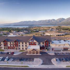 Red Lion Ridgewater Inn & Suites Polson，位于波尔森的酒店