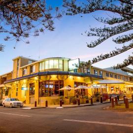 Seabreeze Beach Hotel，位于西南岩的酒店