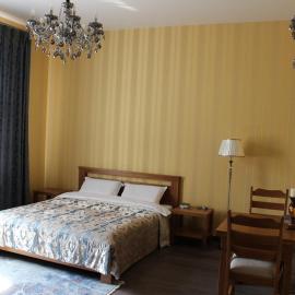 Hotel Barin House готель с бомбосховищем，位于苏梅的酒店