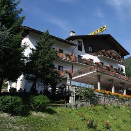 Hotel Bellevue，位于Gignod的酒店