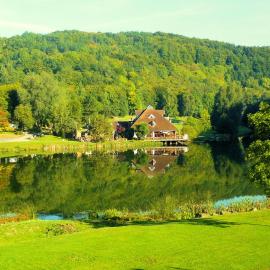 Chalet am Waldsee direkt am Badesee Rieden mit Seeblick für bis zu 14 Personen Traumferienhaeuser-Eifel，位于Rieden的酒店