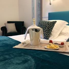 Hotel Restaurant SPA "Le Relais Des Moines - Logis de France"，位于维勒塞瑟尔的酒店