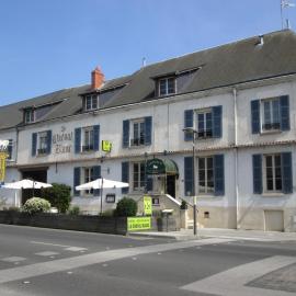 Logis Hostellerie Du Cheval Blanc，位于图兰的圣莫尔的酒店