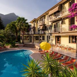 Hotel Sorriso，位于托斯科拉诺-马德尔诺的酒店