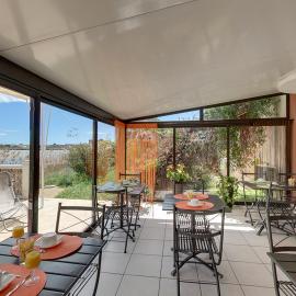 Hôtel Point Bleu Sète Frontignan，位于弗龙蒂尼昂的酒店