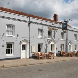 Swan Hotel by Greene King Inns，位于萨克斯特德的酒店