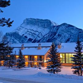 Douglas Fir Resort & Chalets，位于班夫的酒店