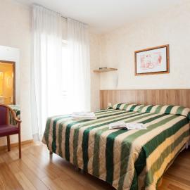 Residence Desenzano，位于米兰的酒店