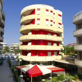 Hotel Esperia，位于阿尔巴·阿德里亚蒂卡的酒店