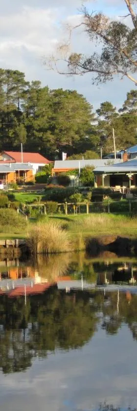 Nornalup Riverside Chalets，位于Nornalup的酒店