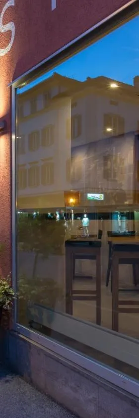 魏斯克罗伊茨酒店，位于图西斯的酒店