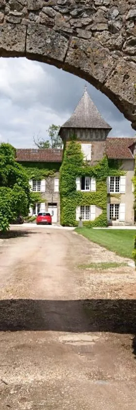 Pierre Deluen Domaine de la Grange de Quaire，位于Chassenon的酒店