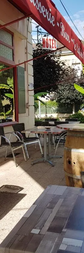 火车站酒店咖啡馆，位于大圣富瓦的酒店