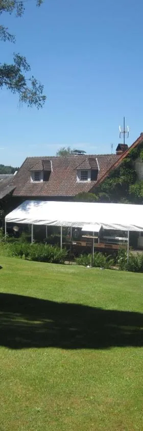 交叉鹿酒店，位于Châteauneuf-la-Forêt的酒店