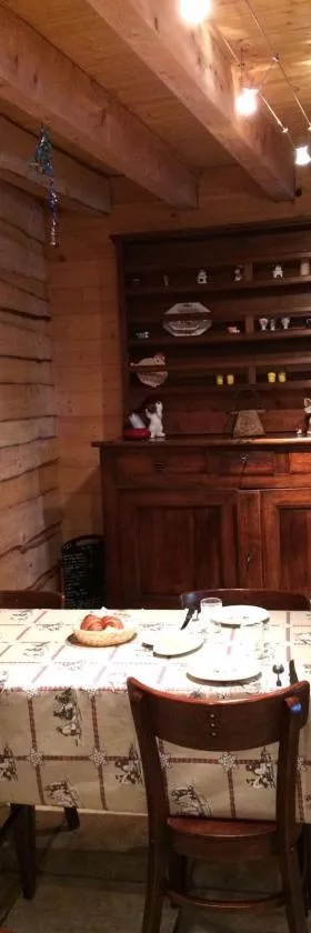 拉格朗日德勒伦斯住宿加早餐旅馆，位于Giron的酒店