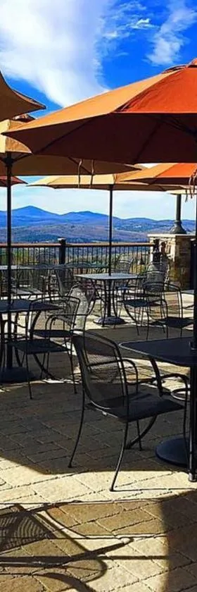 Burke Mountain Hotel and Conference Center，位于East Burke的酒店