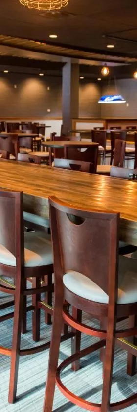 侯珀酒店及理查德C霍尔布鲁克会议中心，位于费尔伯恩的酒店
