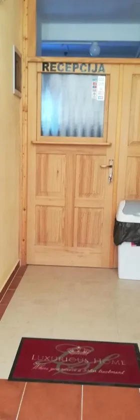 Cinema House Single & Double Rooms & Studio Apartments，位于普拉的酒店