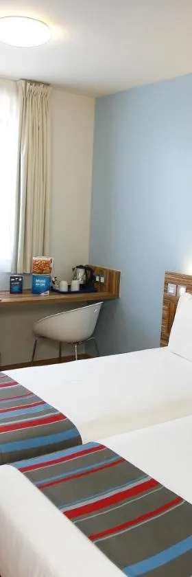 瓦伦西亚机场旅程住宿，位于马尼塞斯的酒店