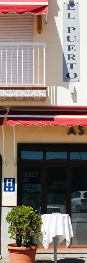 港口旅馆，位于卡莱塔德贝莱斯的酒店