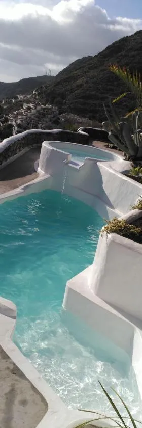Vilna House with private pool, jacuzzi and garden -Optional pool and jacuzzi heating，位于阿格特的酒店