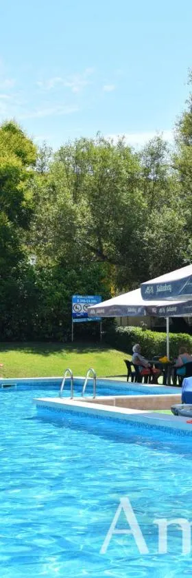 Hotel Ambassador - Free Parking，位于金沙的酒店