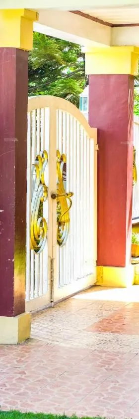 Entire House with 4 rooms near SM Molino and Vermosa Ayala，位于伊穆斯的酒店