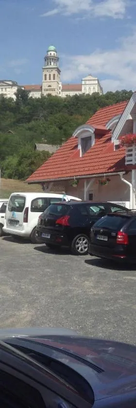 Pannon Panzió Restaurant，位于潘诺恩哈尔姆的酒店