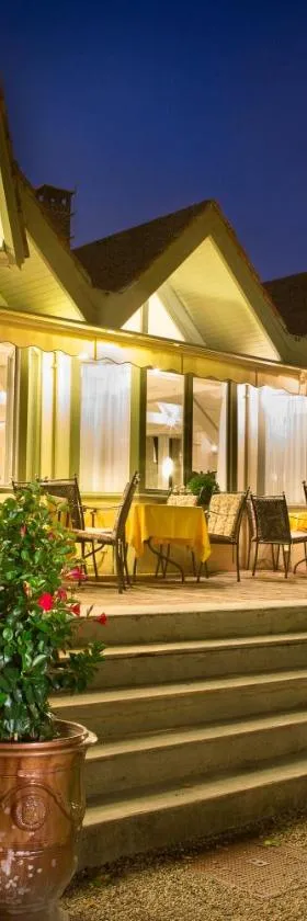 Hôtel & Restaurant Le Relais d'Aumale，位于尚蒂伊的酒店