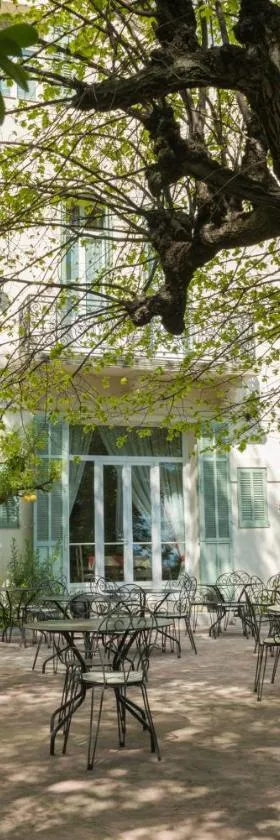 Logis Hôtel La Bellaudière，位于格拉斯的酒店