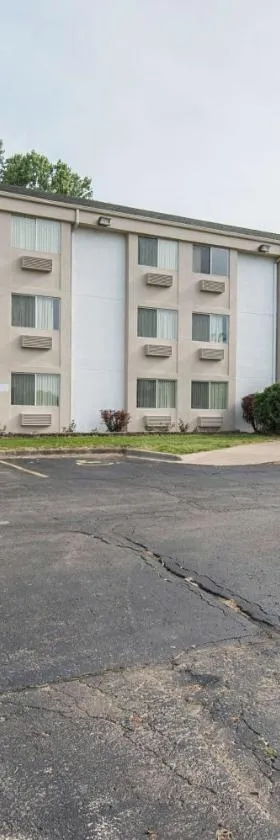 Motel 6-Lawrence, KS，位于劳伦斯的酒店