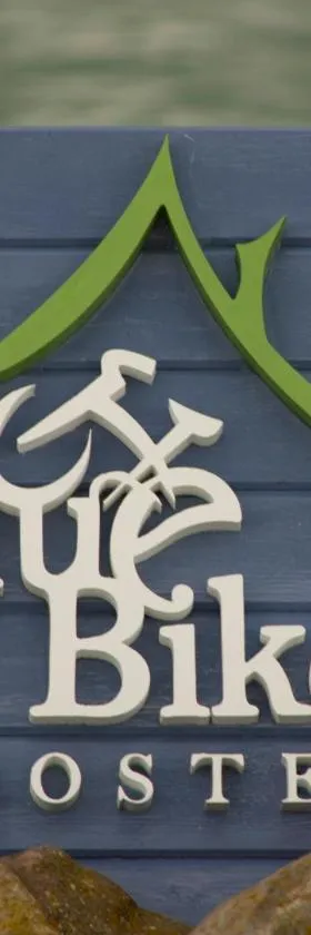 Blue Bike Hostel，位于鲍洛通塞迈什的酒店