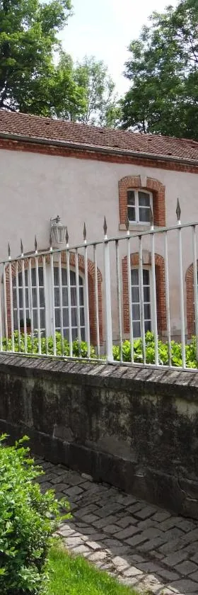 Château Mesny Gite Au Fil des Pages，位于Vic-sur-Seille的酒店