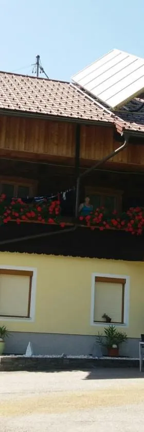 idyllischer Landhof Nähe Millstättersee Ferienwohnung mit Balkon，位于Fresach的酒店