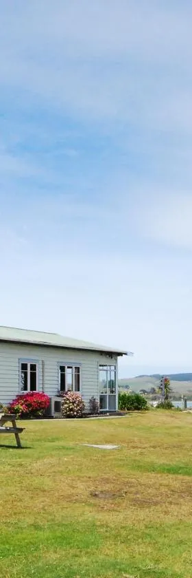 Surat Bay Lodge by the Sea/Backpackers Hostel，位于Owaka的酒店