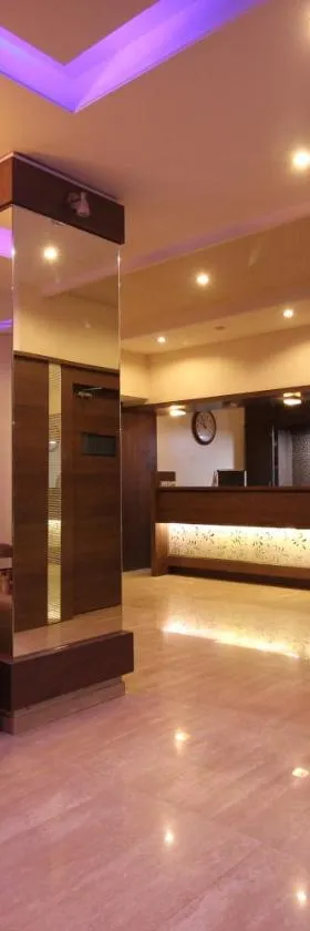 Hotel Laxmibai Palace- Only 300 miter from Sai Baba Temple!!!!，位于舍地的酒店