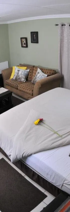 Summer Garden Guest House (The Flower Box)，位于伯诺尼的酒店