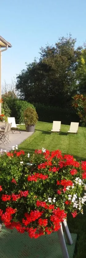 Ma maison fleurie proche AEROPORT LYON ST EXUPERY, LDLC ARENA, Groupama Stadium,Eurexpo，位于Janneyrias的酒店