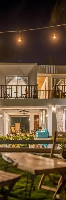 Aaki Hotel，位于拉斯彭尼塔斯的酒店