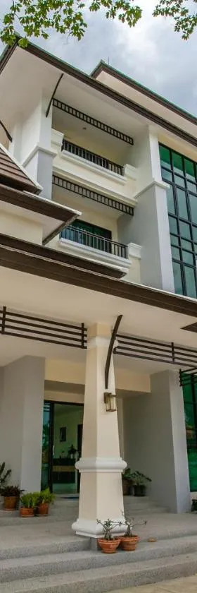 瓦纳罗姆公寓式酒店，位于甲米镇的酒店